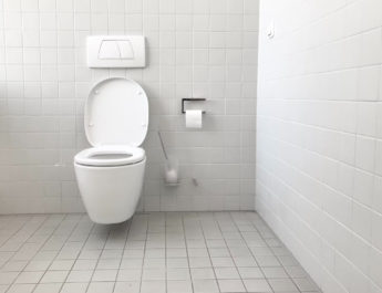 Čistíte a meníte WC kefu pravidelne? Ak nie, toto by ste mali vedieť!
